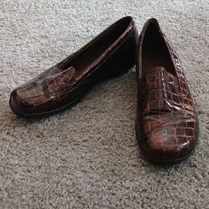 Clarks Women’s Loafer Bendables 64895 croco accent brown  Sz 9 EUC